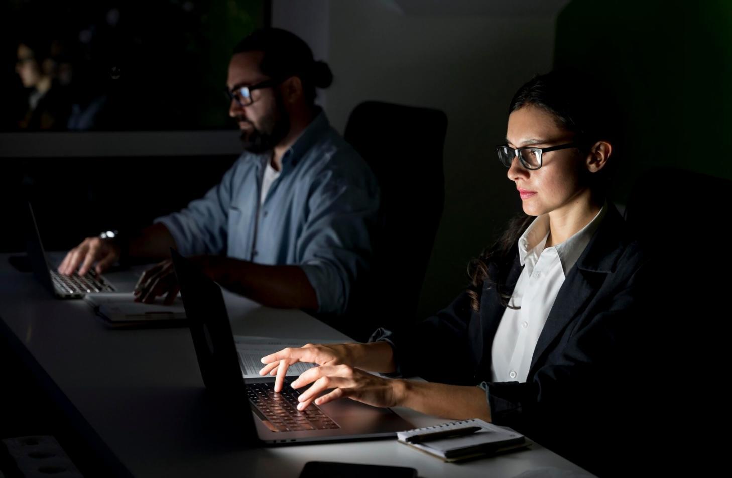 Moderne Büroumgebung mit Finanzunterlagen und digitalen Tools
